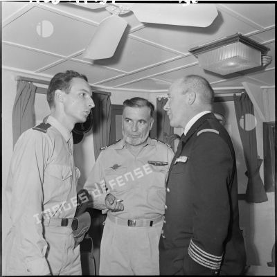 Le commandant de vaisseau Cornuault avec le commandant de la radiodiffusion militaire et son assistant à bord de l'escorteur d'escadre "Duperré".