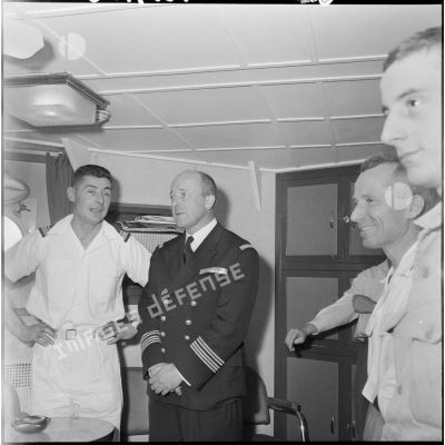 Le commandant de vaisseau Cornuault avec le commandant de la radiodiffusion militaire et son assistant à bord de l'escorteur d'escadre "Duperré".