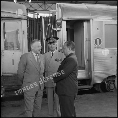 A la gare de Bône, avant de prendre le train pour Tebessa, monsieur André Morice, ministre de la défense nationale et des forces armées, monsieur Robert Lacoste, ministre de l'Algérie et monsieur Andrieu, préfet de Bône.