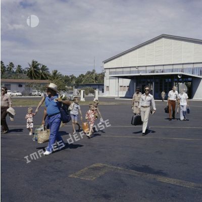Embarquement des passagers du DC 6 à destination des atolls à l'escale de la base aérienne 190 (B.A. 190) de Papeete.[Description en cours]