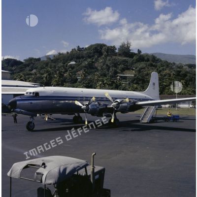 Embarquement des passagers du DC 6 à destination des atolls à l'escale de la base aérienne 190 de Papeete.[Description en cours]