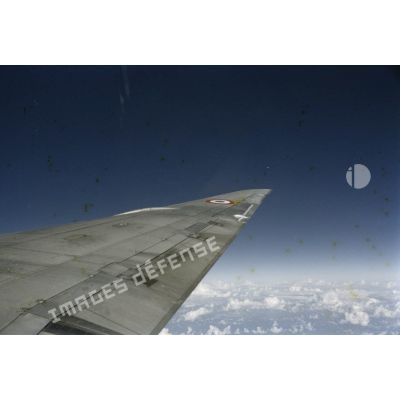 Vue aérienne d'atoll depuis le DC-8 du Commandement du Transport Aérien Militaire (COTAM).[Description en cours]