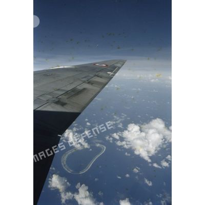 Vue aérienne d'atoll depuis le DC-8 du Commandement du Transport Aérien Militaire (COTAM).[Description en cours]