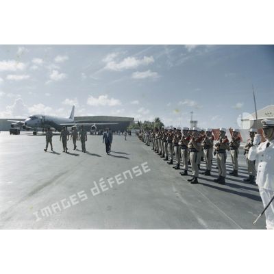 M. Hernu, ministre de la Défense, passe les troupes en revue à son arrivée à Mururoa.[Description en cours]
