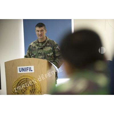 Le lieutenant-colonel français présente l'organisation de la coopération civilo-militaire.