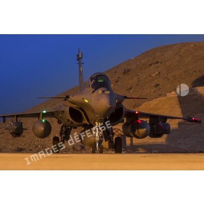 Un avion Rafale se tient prêt au décollage sur la piste de la base aérienne projetée (BAP) en Jordanie.