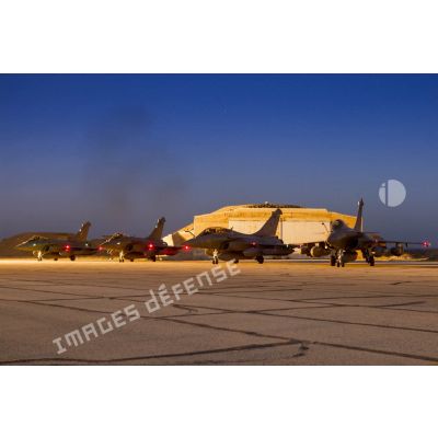 Des avions Rafale se tiennent prêt au décollage sur la piste de la base aérienne projetée (BAP) en Jordanie.