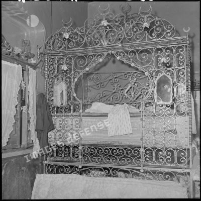 Un lit oriental dans une habitation de la casbah d'Alger.