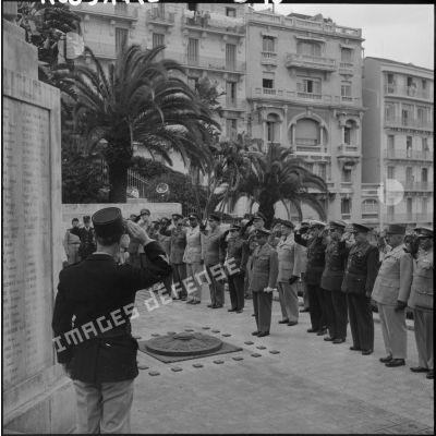 Toutes les personnalités au monument aux morts d'Alger.