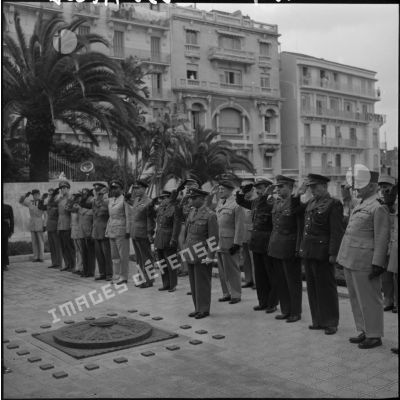 Toutes les personnalités au monument aux morts d'Alger.