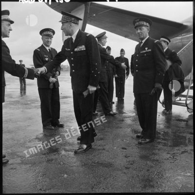 Le général Bailly, chef d'état-major de l'armée de l'air, à sa descente d'avion à Maison-Blanche.