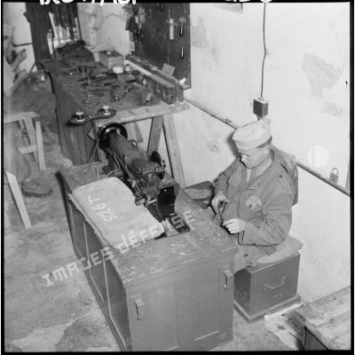 Un soldat de la 407ème compagnie de réparation divisionnaire (CRD) travaille sur une machine à coudre dans un atelier.