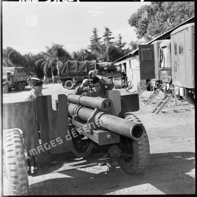 Des soldats de la 407ème compagnie de réparation divisionnaire (CRD) vérifient une pièce d'artillerie 105 HM2 A1.<br>