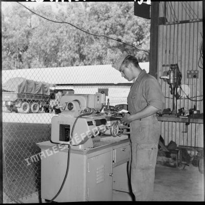 Un soldat de la 407ème compagnie de réparation divisionnaire (CRD) travaille sur une machine dans l'atelier.