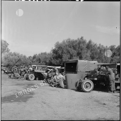 Des soldats de la 407ème compagnie de réparation divisionnaire (CRD) travaillent sur des camions.