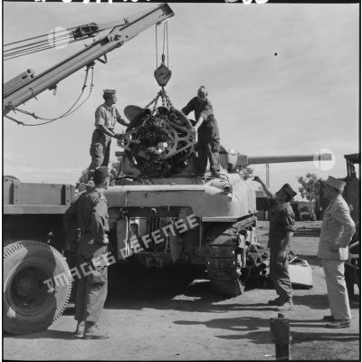 Des soldats de la 407ème compagnie de réparation divisionnaire (CRD) travaillent sur un char M4 Sherman (US).