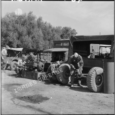 Des soldats de la 407ème compagnie de réparation divisionnaire (CRD) travaillent sur des camions.