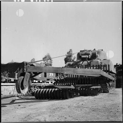 Présentation d'un char de dépannage M4 Sherman (US).