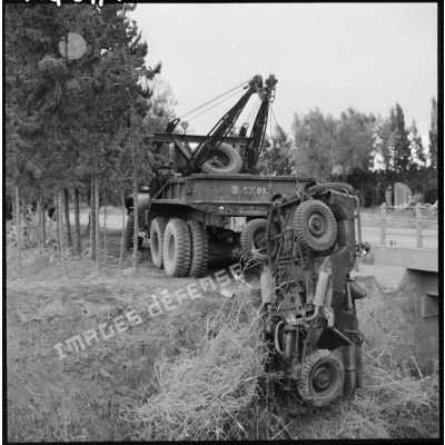 Un Wrecker de la 2/186ème compagnie de réparation divisionnaire (CRD) (5ème division blindée (DB)) retire une jeep accidentée près de Relizane.