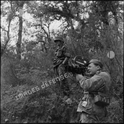 Deux opérateurs du service cinématographie des armées (SCA) d'Alger.