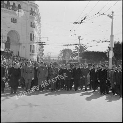 Les personnalités officielles se rendent au monument aux morts à Alger.