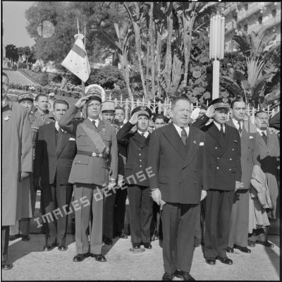 Les personnalités officielles au monument aux morts à Alger.