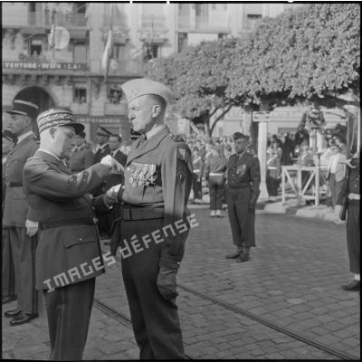 Le général Raoul Salan remet la grande croix de la légion d'honneur au général Jacques Allard commandant le corps d'armée d'Alger.