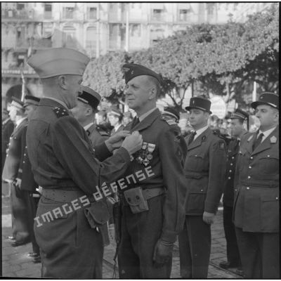 Le général Jacques Allard remet la croix de la légion d'honneur au lieutenant colonel chef d'état-major (EM), adjoint au général Jacques Allard.