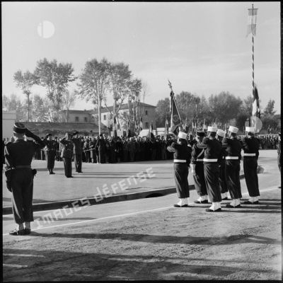 Le général Conze, commandant la 13e division d'infanterie (DI) et le général Thomas, commandant le 1er régiment étranger d'infanterie (REI) devant le drapeau du 1er REI.