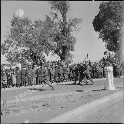 Foule pendant la cérémonie du 11 novembre 1957 à Sidi Bel Abbès.