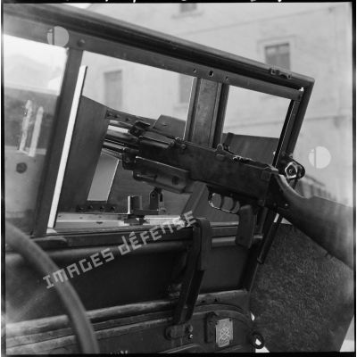 Jeep Willys MB blindée : détail du fusil mitrailleur FM 24/29.