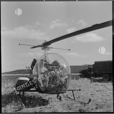 Le général Bertron va survoler le terrain des opérations en hélicoptère Bell 47 G.