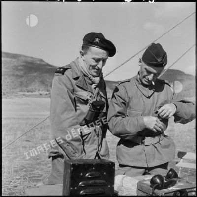 Deux officiers regardent une carte.