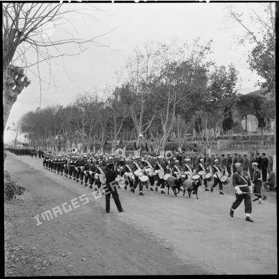 Le défilé de la musique du 1er régiment de tirailleurs algériens (RTA) et du 29ème bataillon des tirailleurs algériens (BTA).