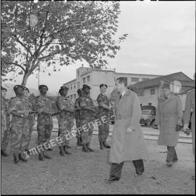 A Blida le ministre de la défense nationale et des forces armées Jacques Chaban-Delmas passe en revue un détachement du 6ème régiment de parachutistes coloniaux (RPC).