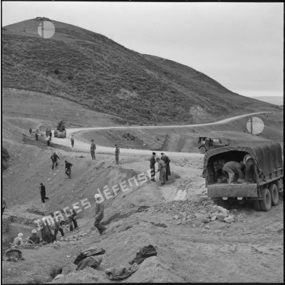 Ouverture de route dans les monts du Tessala par le 63ème bataillon du Génie.