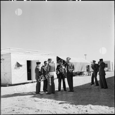 Le général Raoul Salan aux forages de la SN Repal à Hassi-Messaoud.
