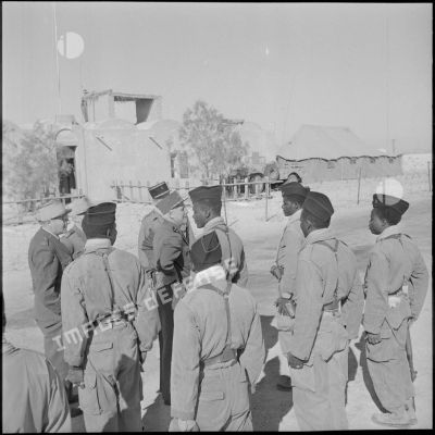 Le général d'armée Raoul Salan inspecte un détachement de la 13ème compagnie saharienne portée africaine (CSPA) à Bordj Stil.