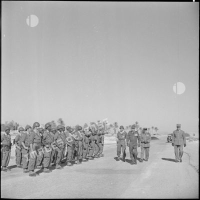 Au Bordj de Chegga, le général d'armée Raoul Salan accompagné du général Daillier passe en revue un détachement du 24e régiment d'infanterie coloniale (RIC).