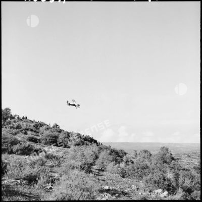 Passage à basse altitude de l'avion de reconnaissance du type "Broussard".