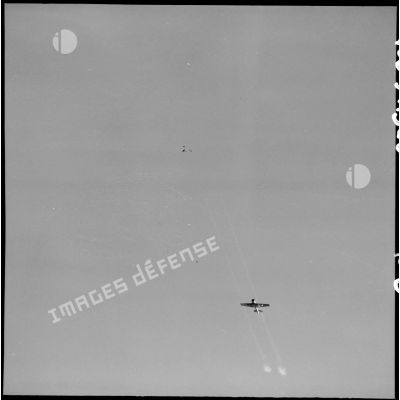 Strafing aux roquettes par les avions North American T-6.
