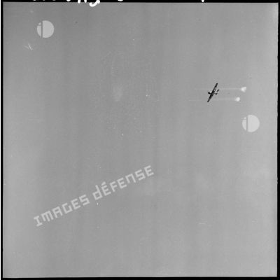 Strafing aux roquettes par les avions North American T-6.