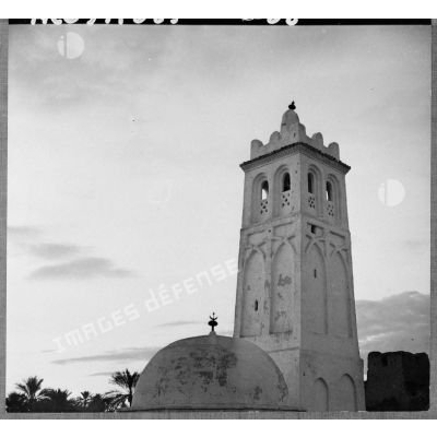 Le minaret de la mosquée de Sidi Okba à l'heure de la prière.