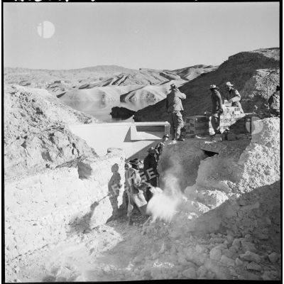 Construction d'un poste de protection au barrage de Foum El Gherza.