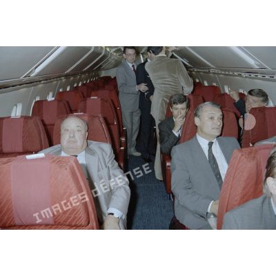 Parlementaires à bord du Concorde. [Description en cours]
