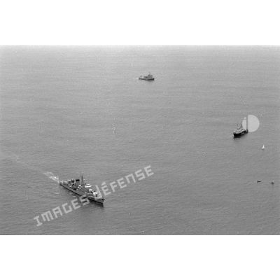 L'aviso-escorteur Enseigne de Vaisseau Henry (F749), le Greenpeace et le remorqueur le Rari (A634) au large de Moruroa. [Description en cours]