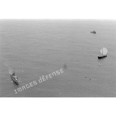 L'aviso-escorteur Enseigne de Vaisseau Henry (F749), le Greenpeace et le remorqueur le Rari (A634) au large de Moruroa. [Description en cours]