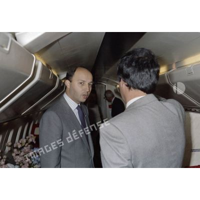 Embarquement de Laurent Fabius, Premier ministre, dans le Concorde. [Description en cours]