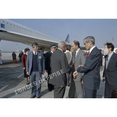 M. Dreyfous, de la Direction Générale d’Air France, accueille Laurent Fabius et Paul Quilès. [Description en cours]
