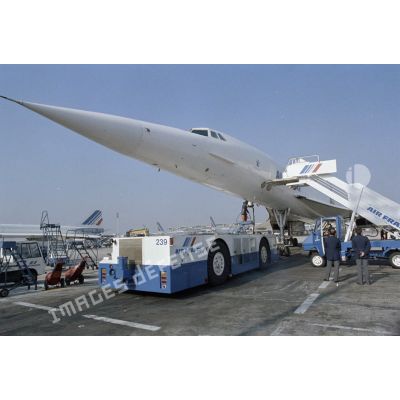 Départ du vol spécial Concorde à destination de Moruroa. [Description en cours]